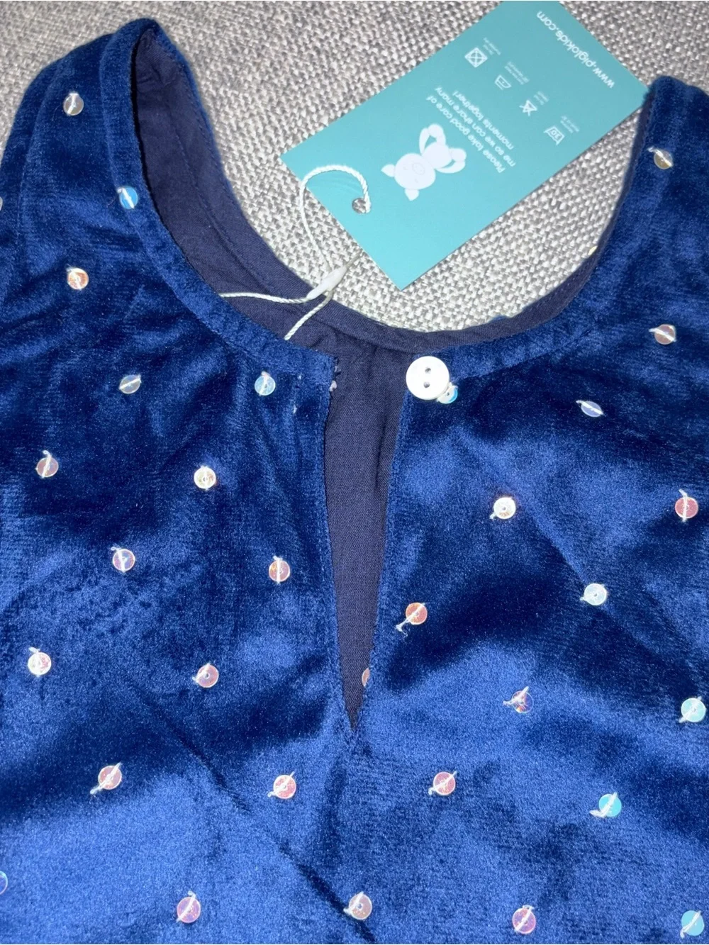 Piglo 18-24m NWT but button strap is missing